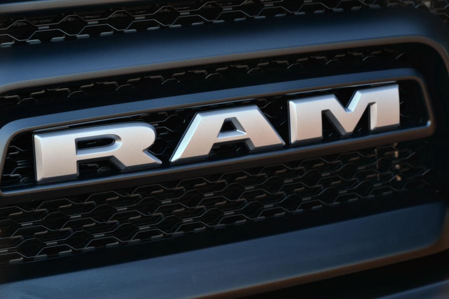 Логотип Dodge Ram 2500 Laramie Crew Cab Redback 2017 года  (AU) (фото 12 из 13)